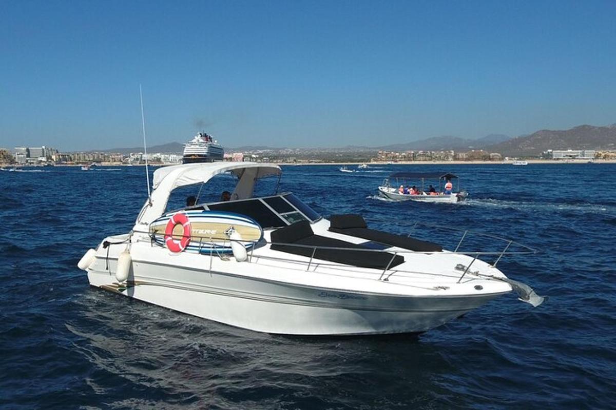 um barco branco na água com outros barcos