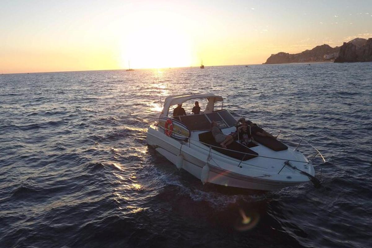 um grupo de pessoas em um barco na água