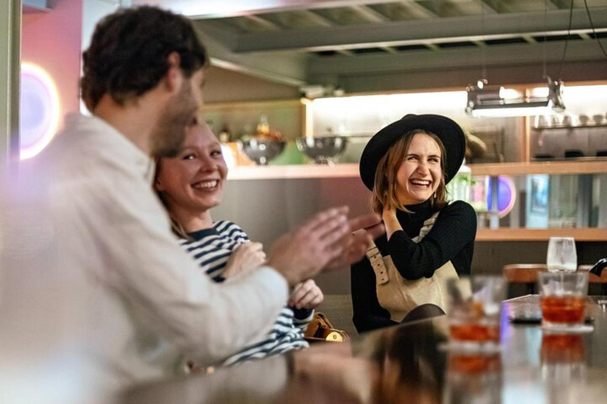 grupp inimesi, kes istuvad restoranis laua taga