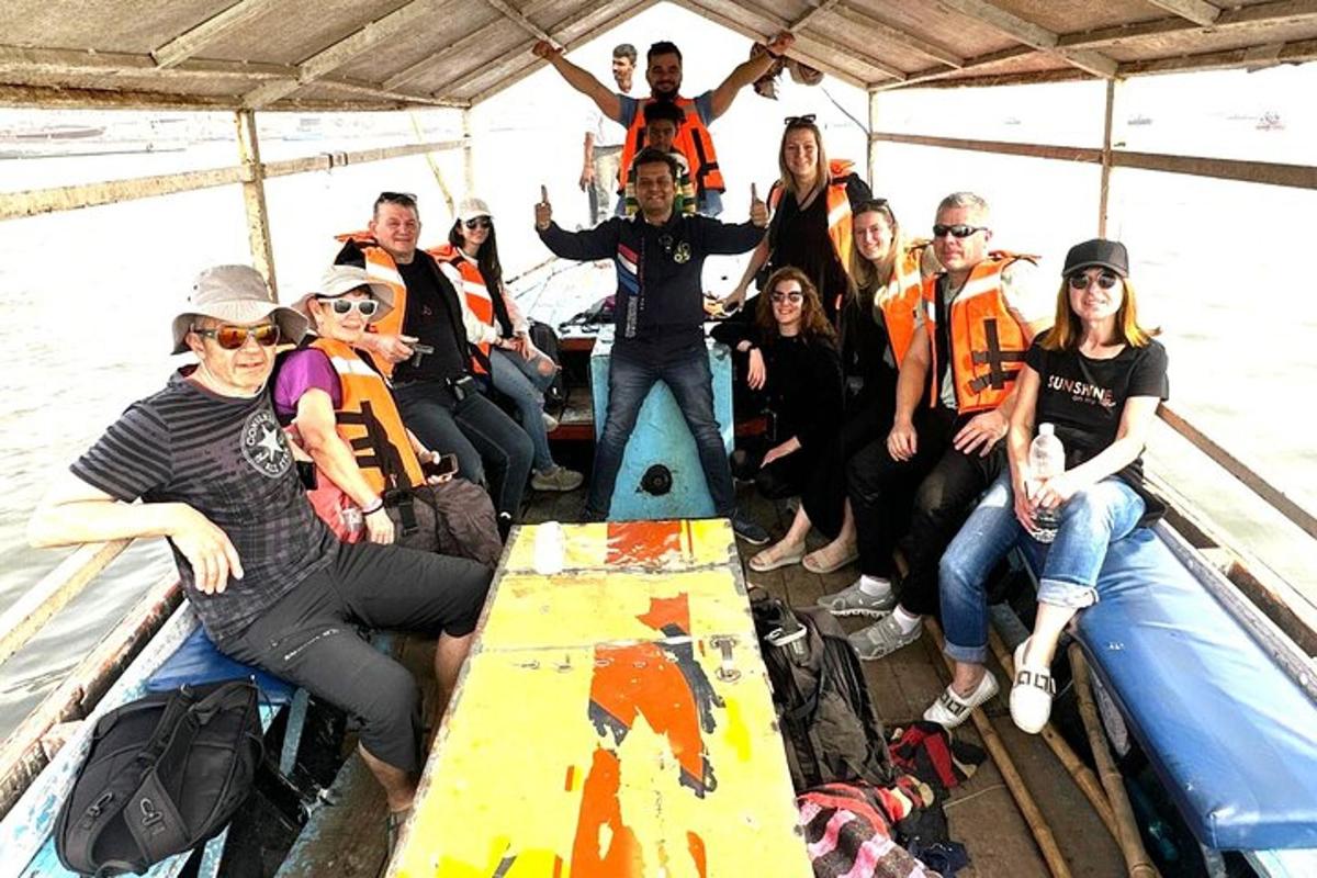 um grupo de pessoas em um barco na água