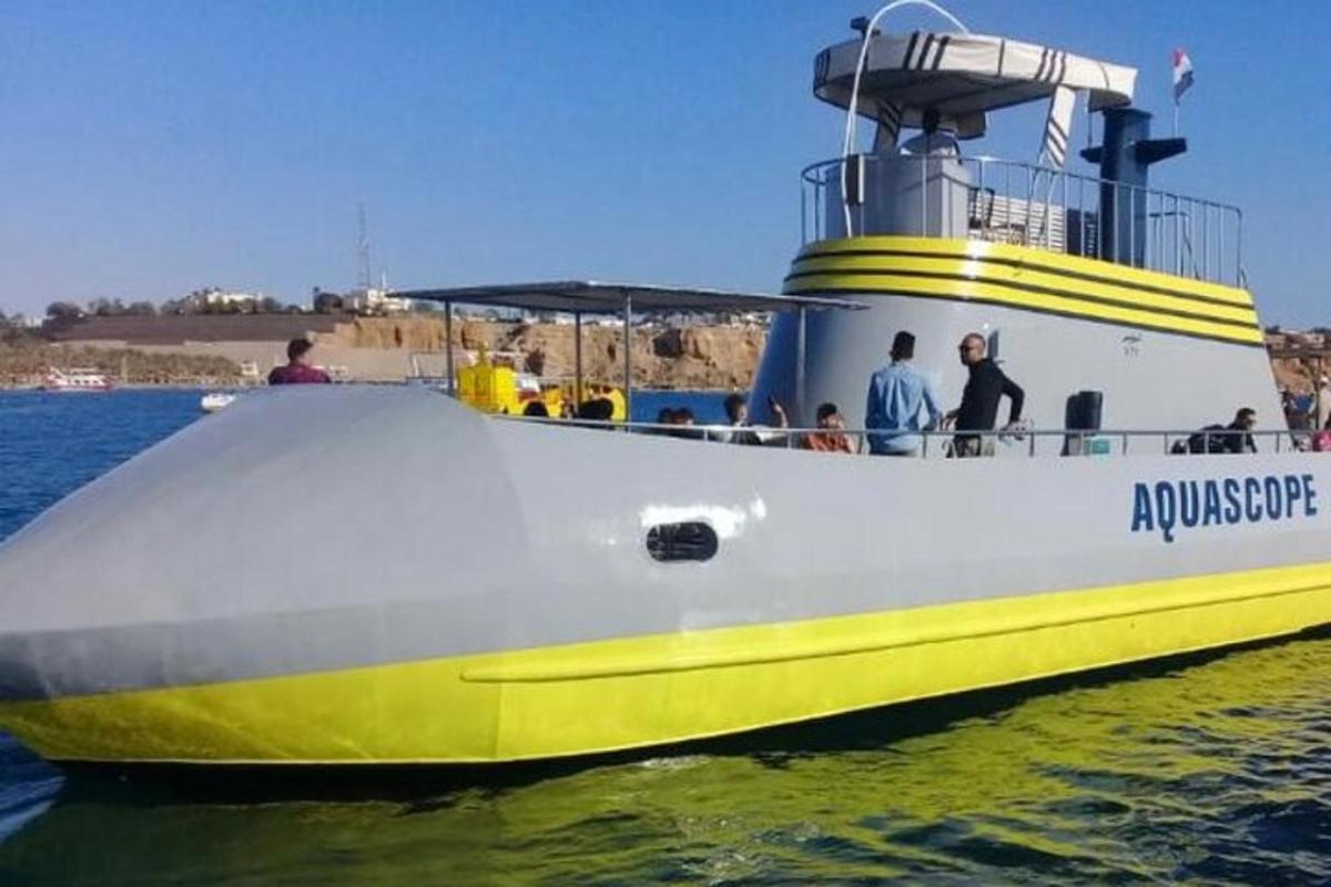 μια κίτρινη και άσπρη βάρκα στο νερό