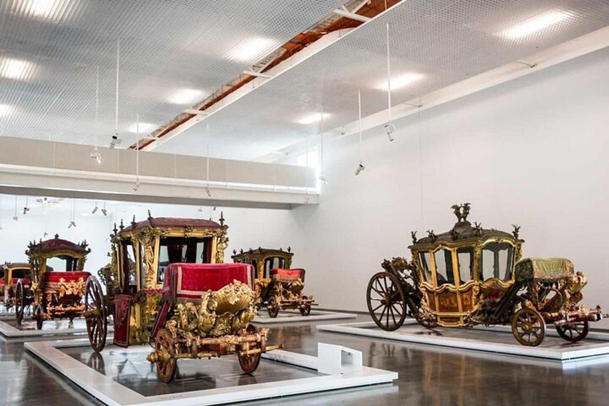 um grupo de carruagens em exposição em um museu