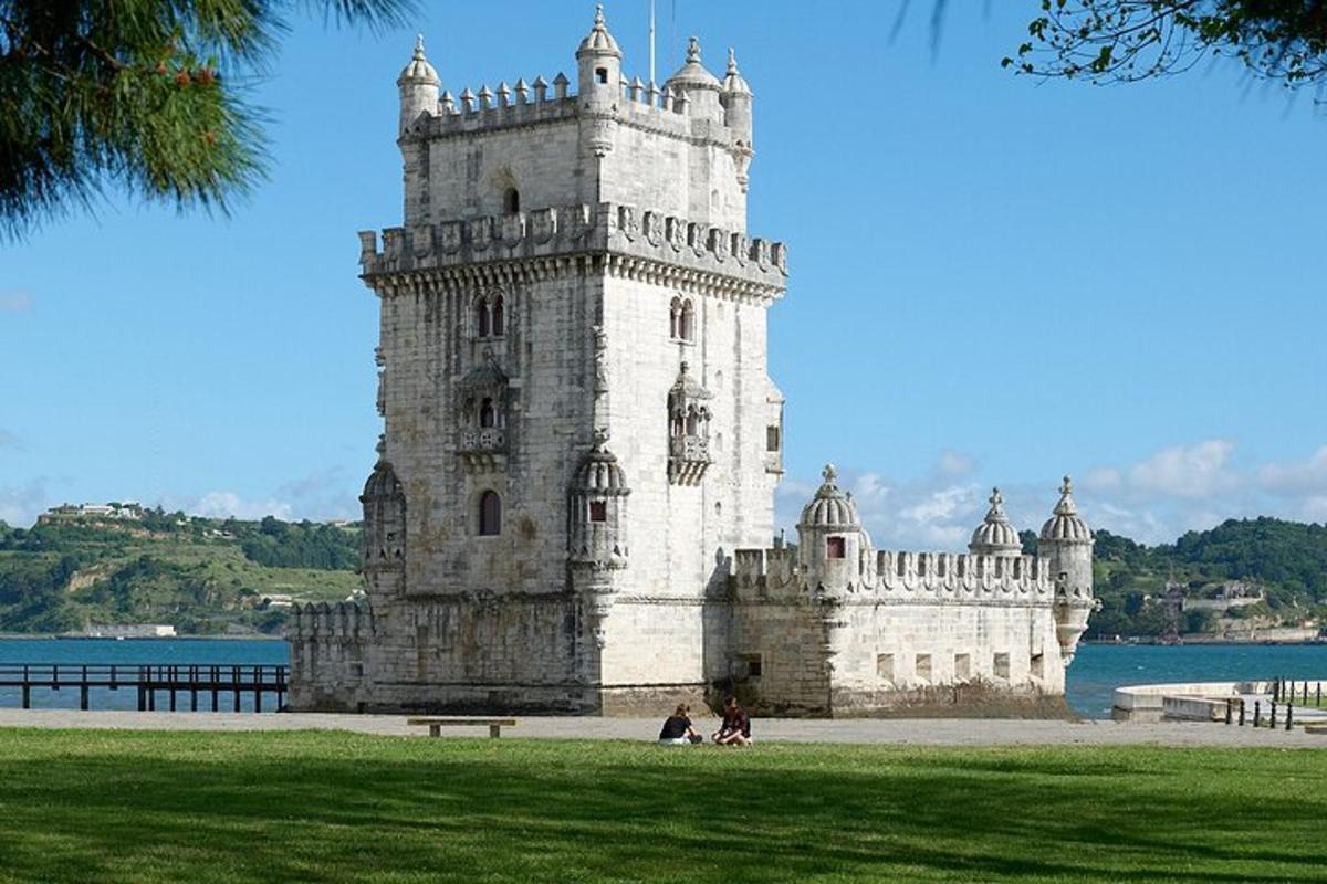 uma grande torre de pedra situada no meio da água