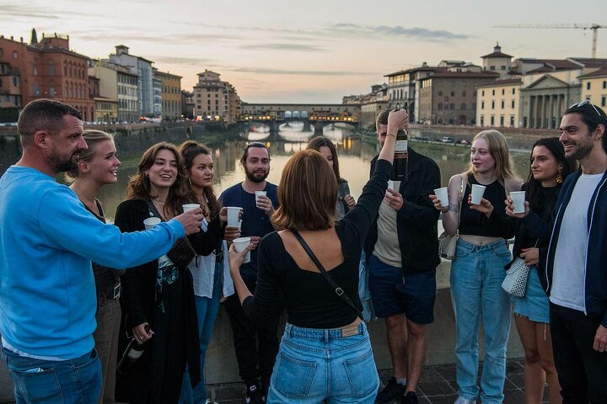 un gruppo di persone che scattano foto con i loro cellulari