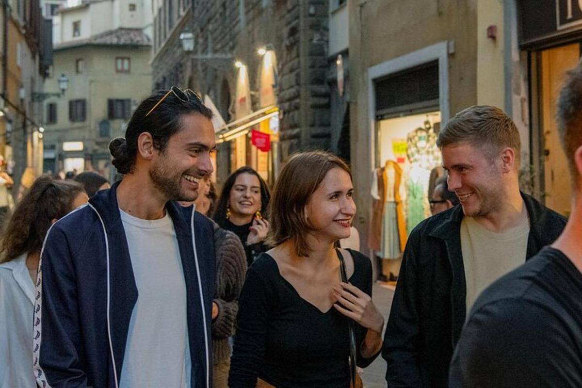 un gruppo di persone che camminano lungo una strada