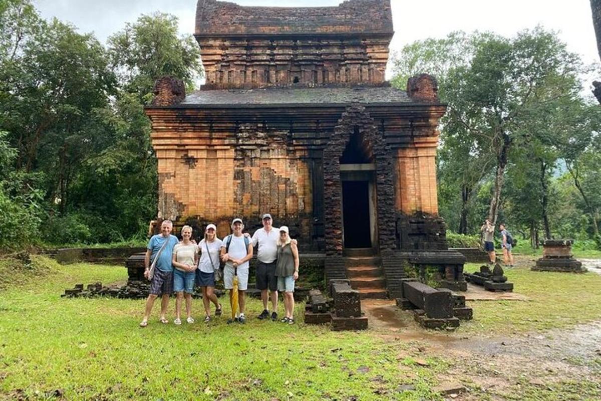 sekumpulan orang berdiri di hadapan sebuah bangunan