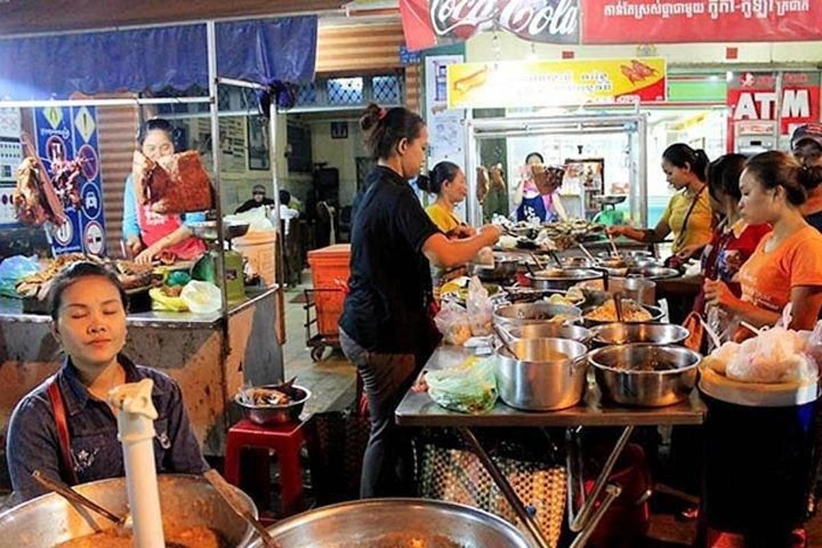 un gruppo di persone che preparano il cibo in un ristorante