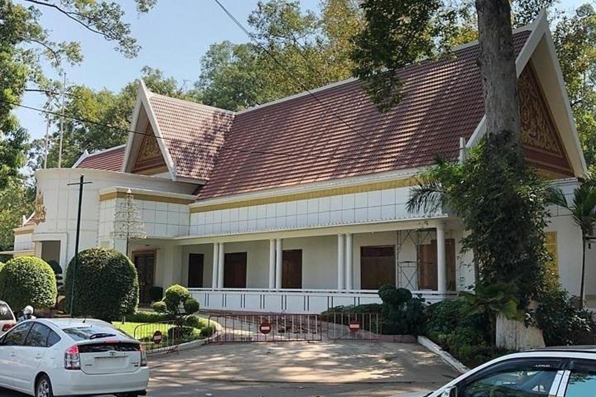 sebuah kereta berwarna putih berhenti di hadapan sebuah rumah