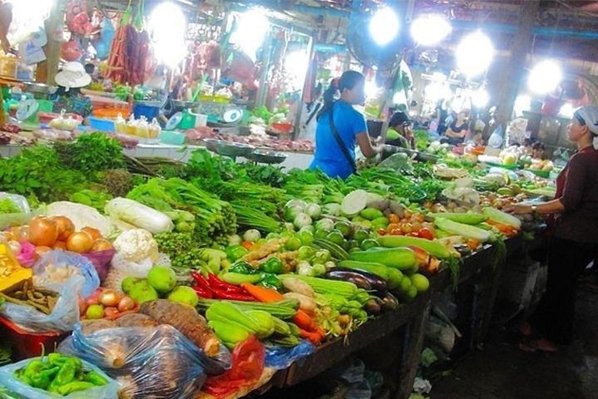 pasar yang dipenuhi dengan banyak buah-buahan dan sayur-sayuran