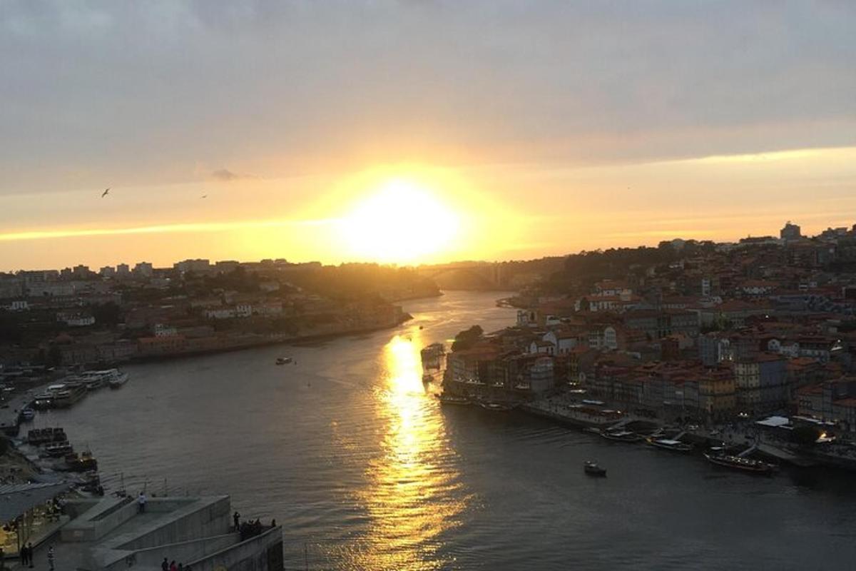 pogled na reko s sončnim zahodom v ozadju