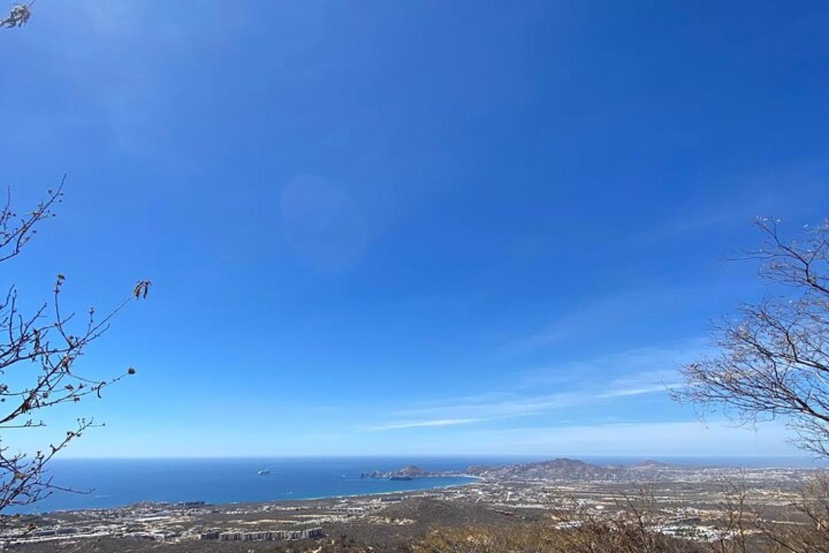 una vista dell'oceano dalla cima di una collina