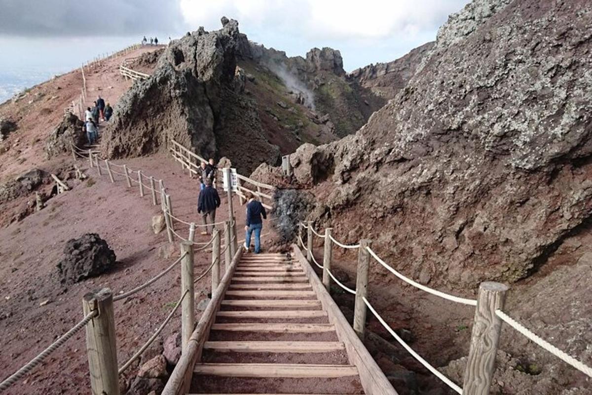 Un grupo de personas subiendo una escalera en una montaña.