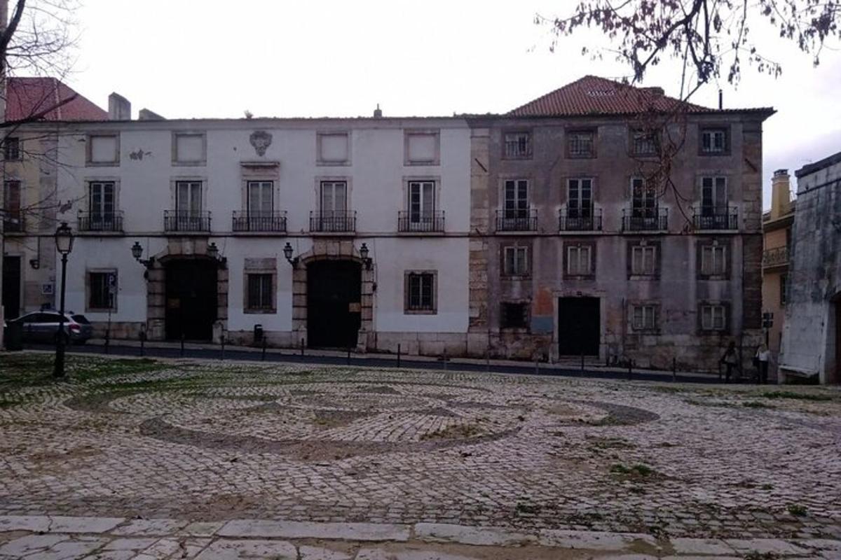 velika bijela zgrada na gradskoj ulici