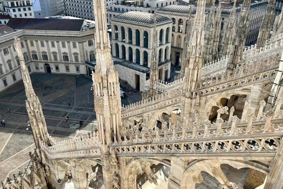uma vista aérea de um edifício em uma cidade