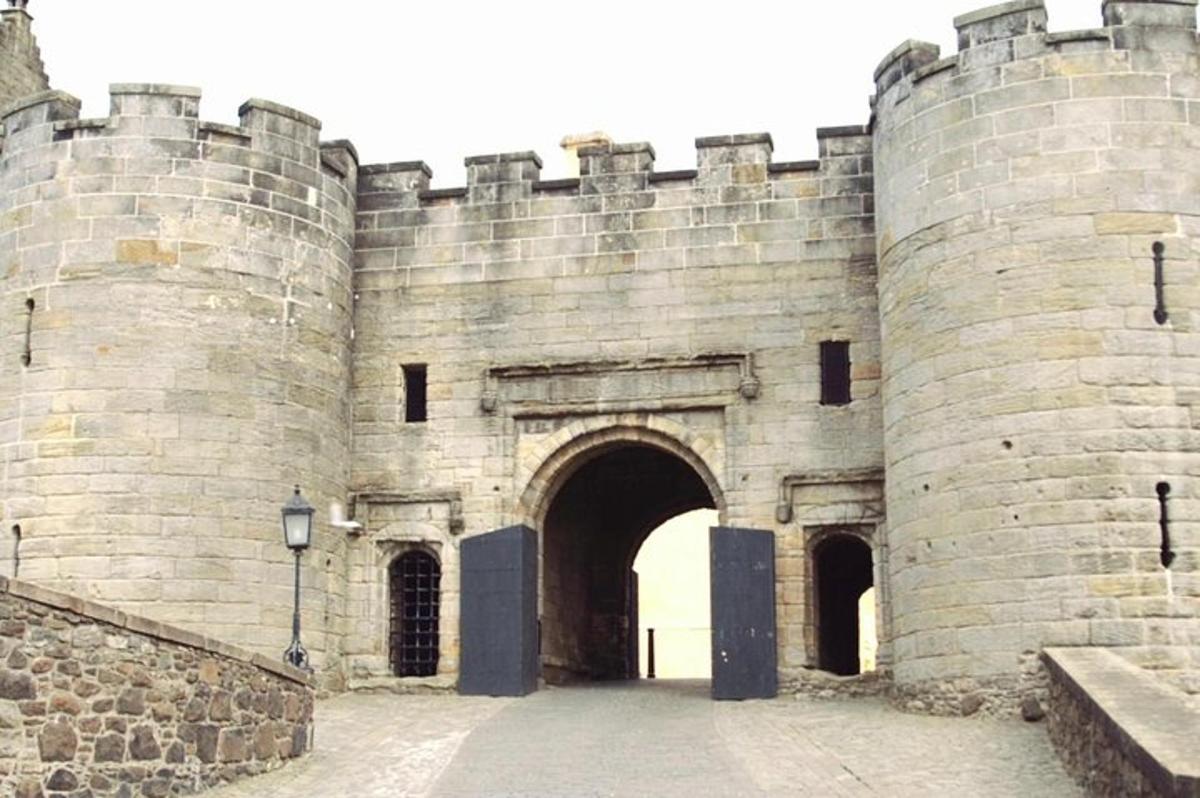 o intrare într-un castel cu un zid de piatră