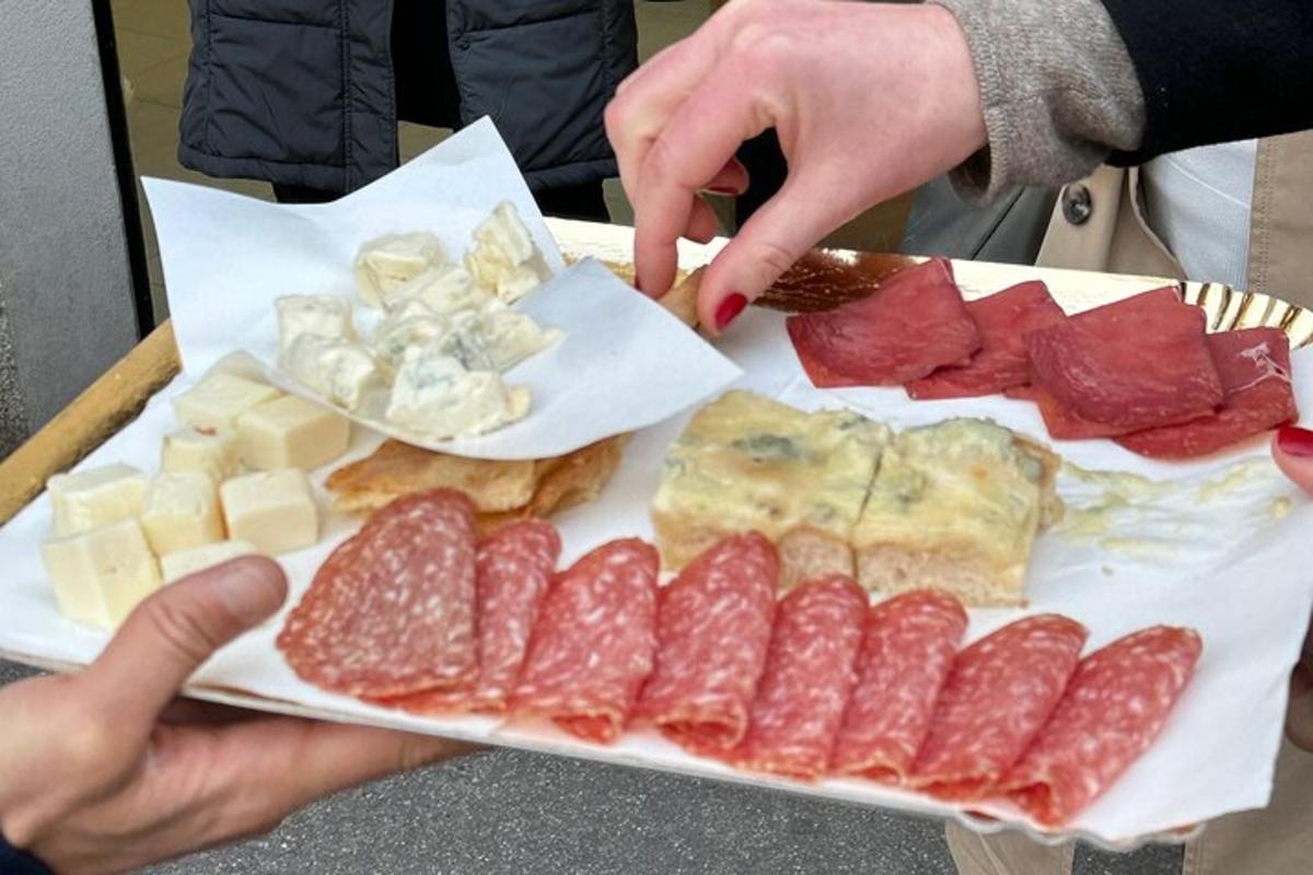 talíř s různými druhy masa a sýrů