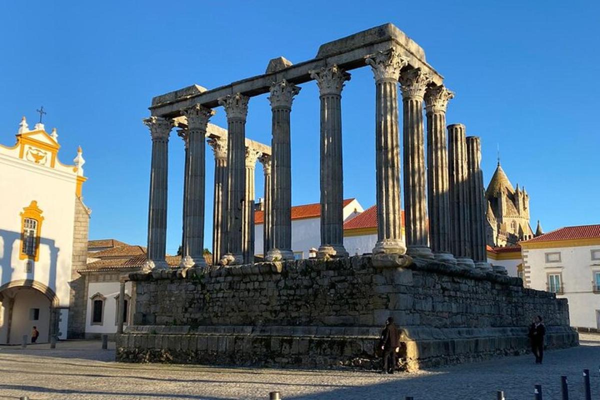 ένα μνημείο με κίονες μπροστά από ένα κτίριο