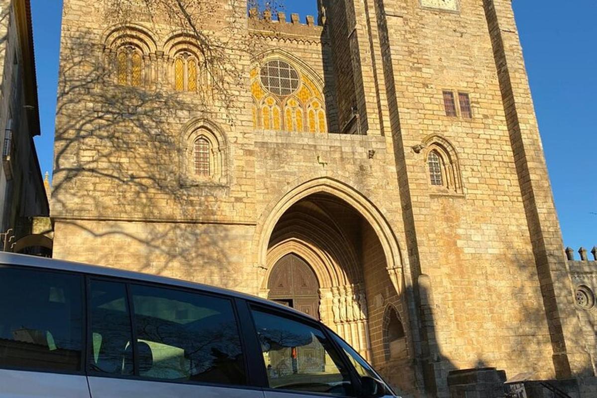 auto pargitud kellatorniga hoone ette