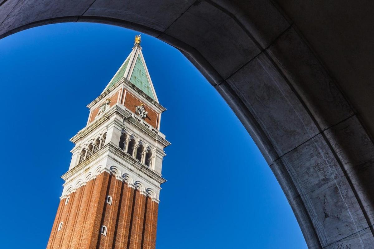 una torre del rellotge amb un campanar a la part superior d'un edifici