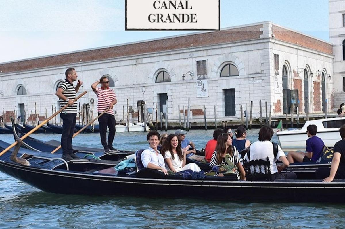 un grup de persones en una góndola a l'aigua