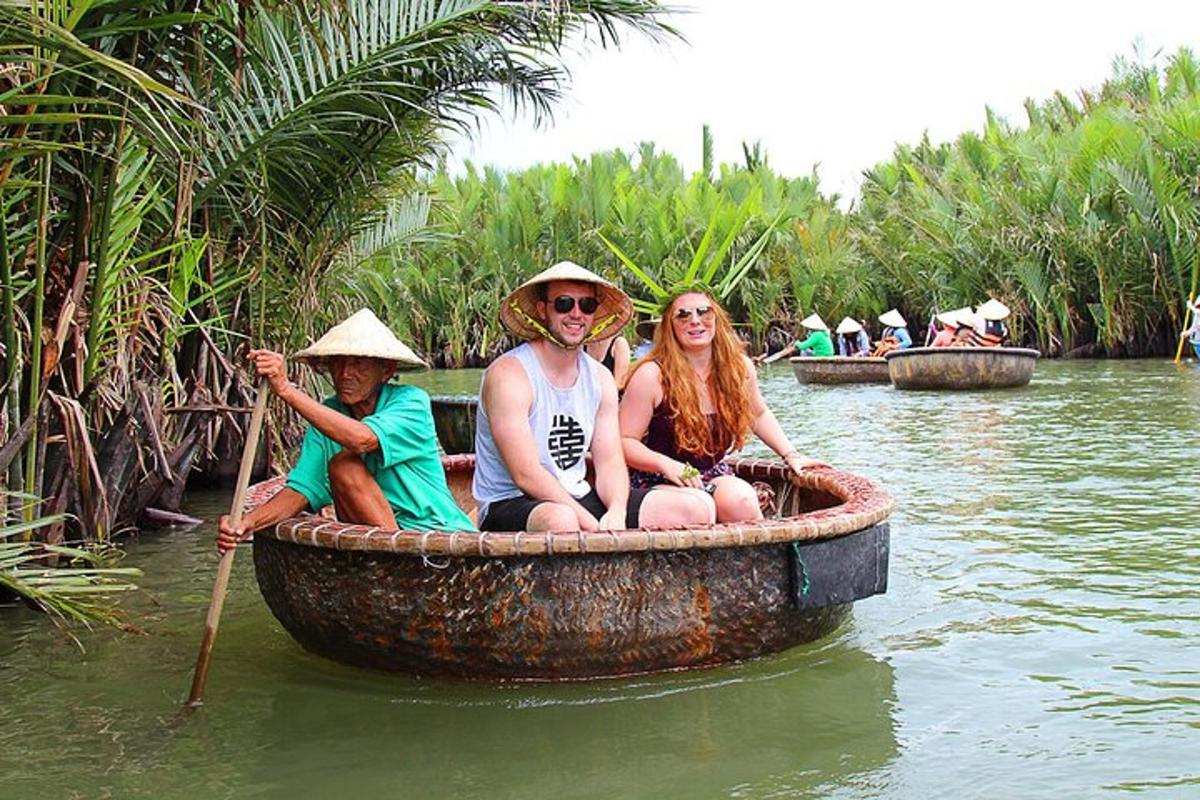 Un grupo de personas sentadas en un bote en el agua.