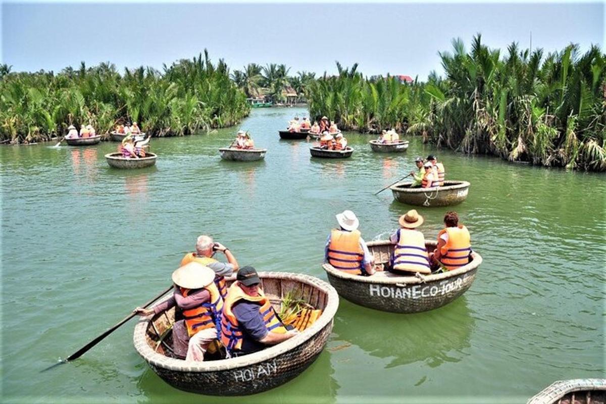 un grupo de personas en botes en un río