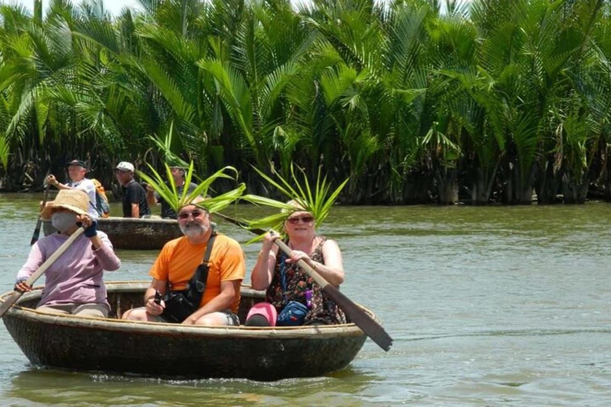un grupo de personas en un bote en el agua