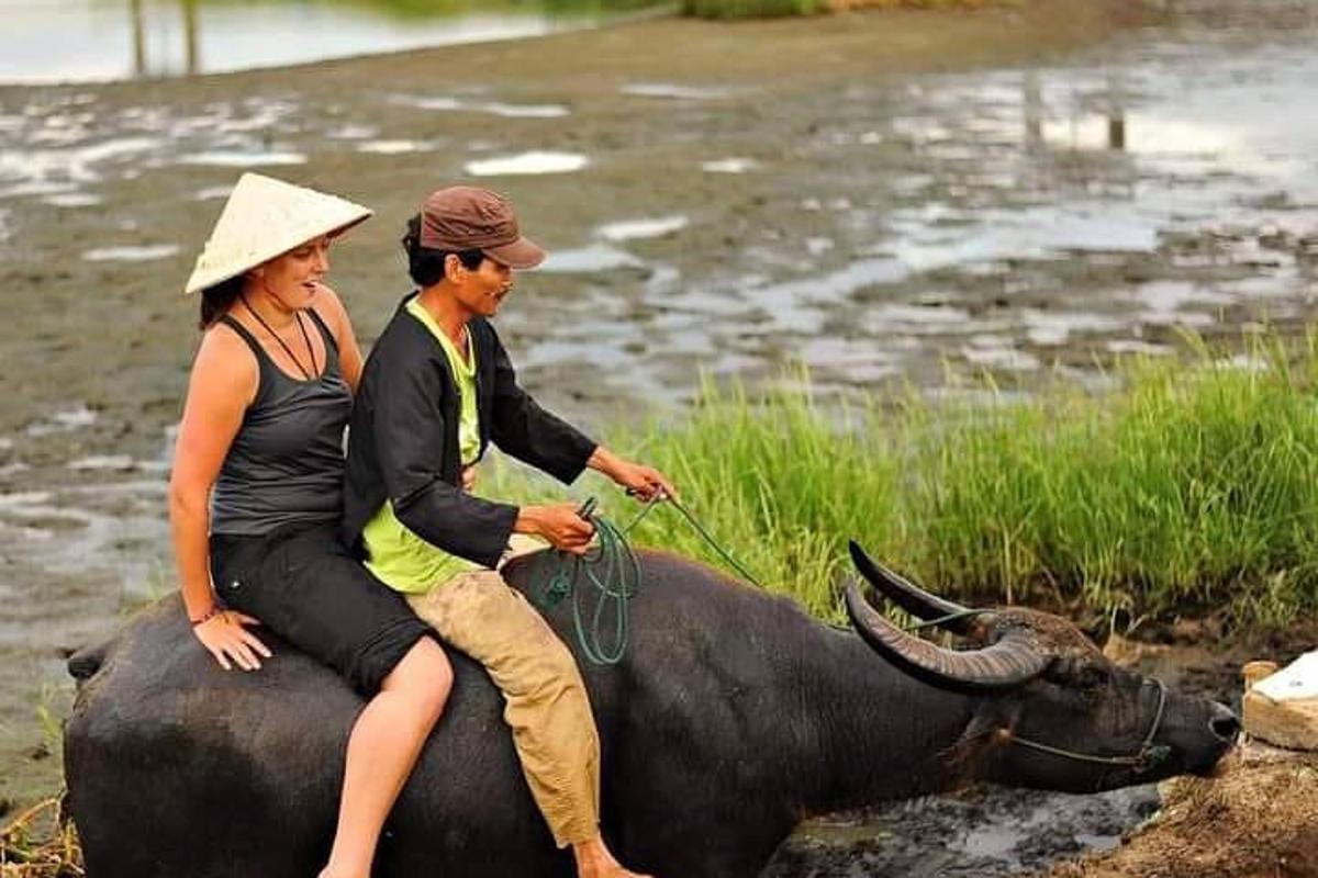 seorang pria dan seorang wanita menunggangi punggung sapi