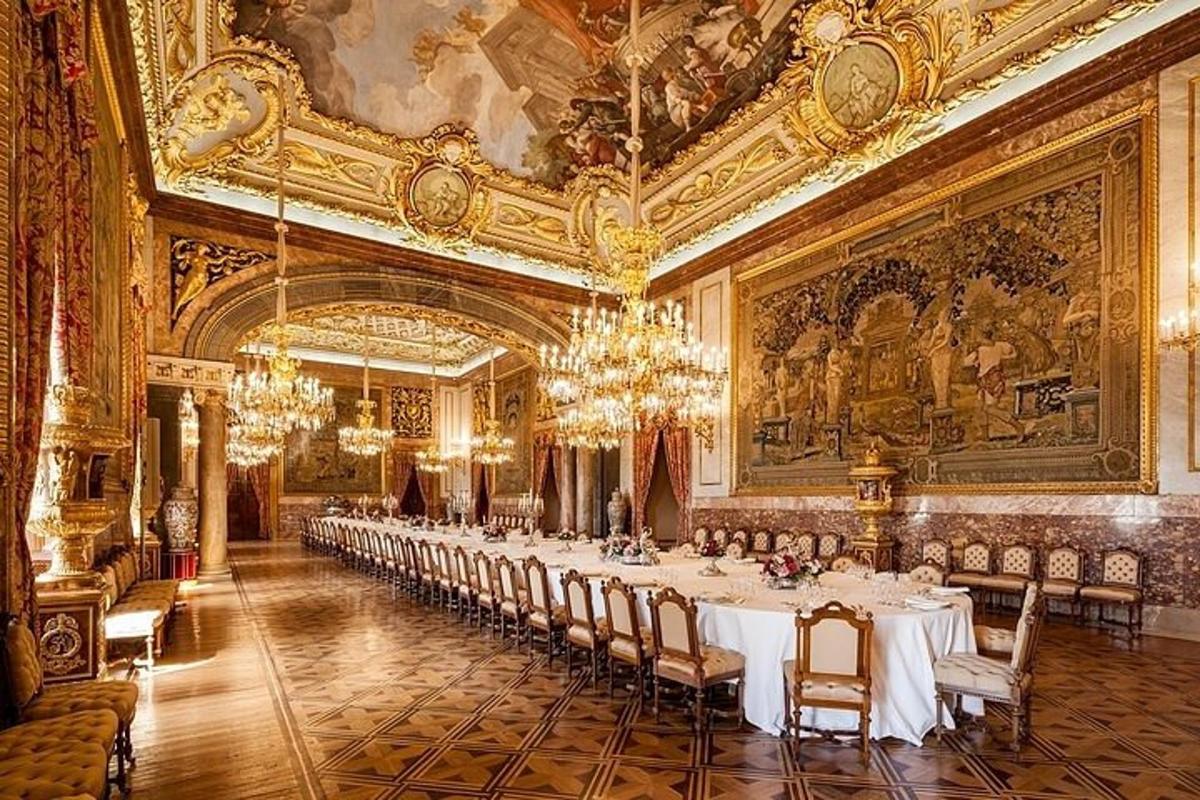 una sala gran amb una taula llarga amb cadires