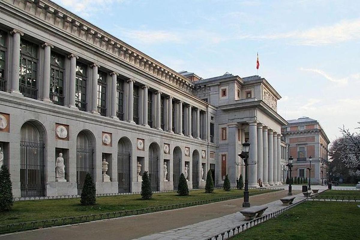 un gran edifici blanc amb una bandera a sobre