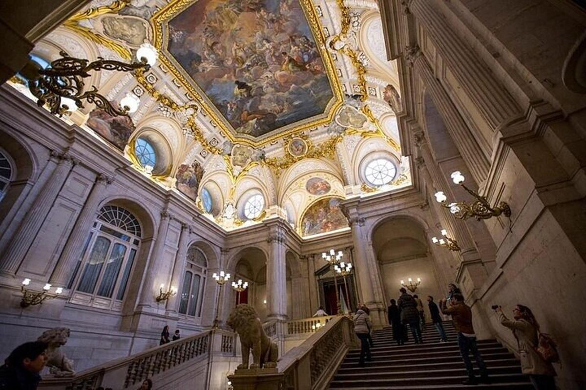 un gran edifici amb gent baixant les escales