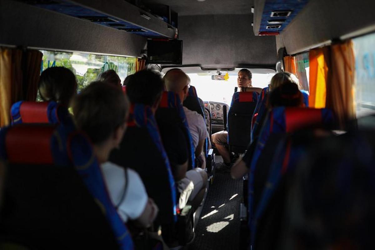 skupina lidí sedících v autobuse