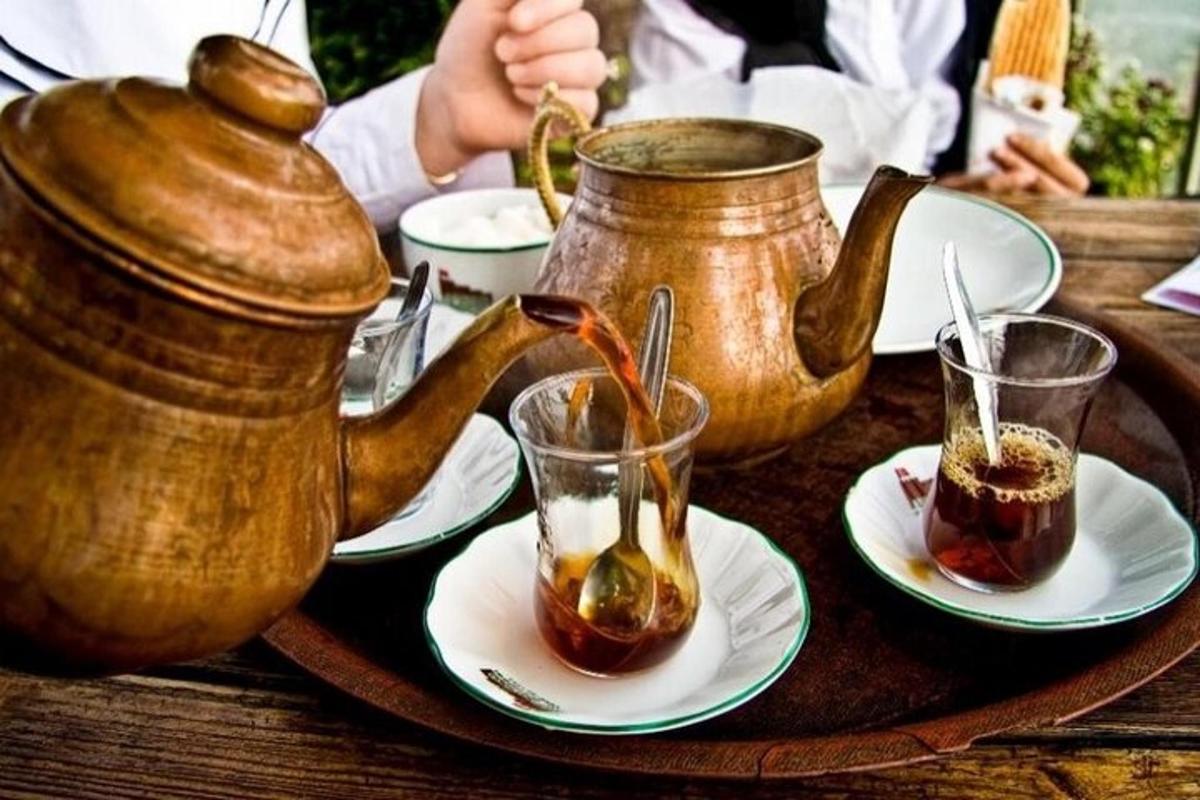 o masă cu două carafe și două cești de ceai