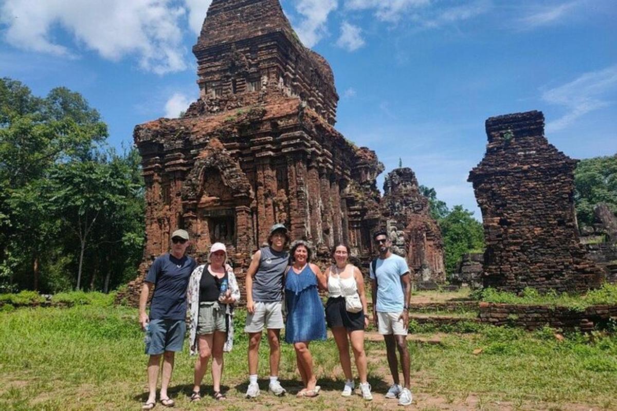 Un grupo de personas de pie frente a un templo.