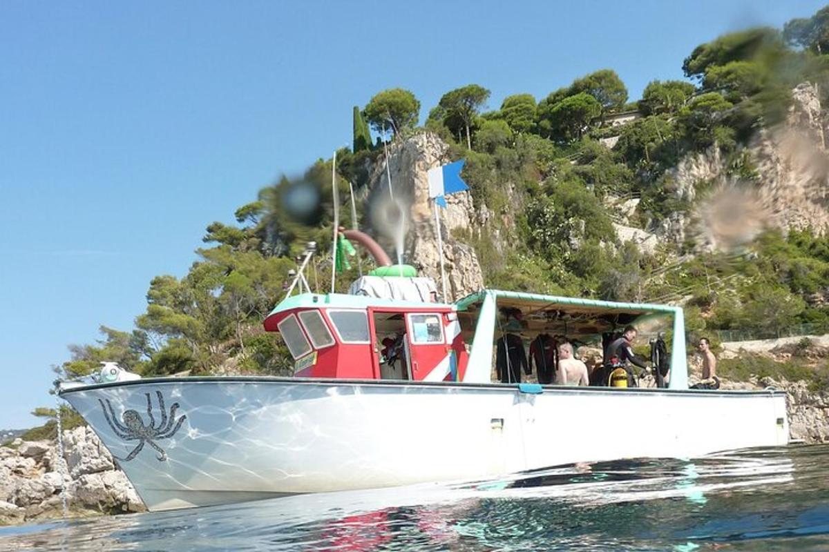 un gruppo di persone su una barca in acqua