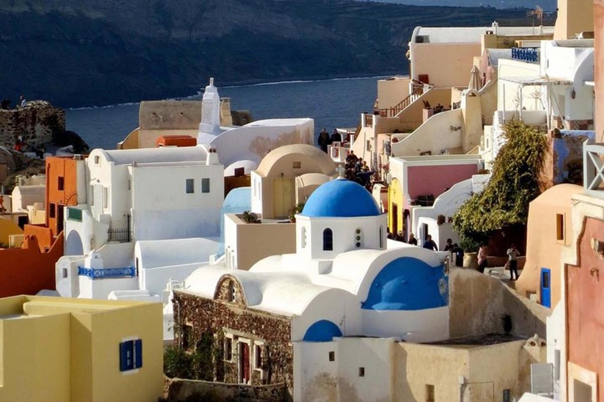 μια θέα ενός χωριού με λευκά σπίτια και μπλε θόλους