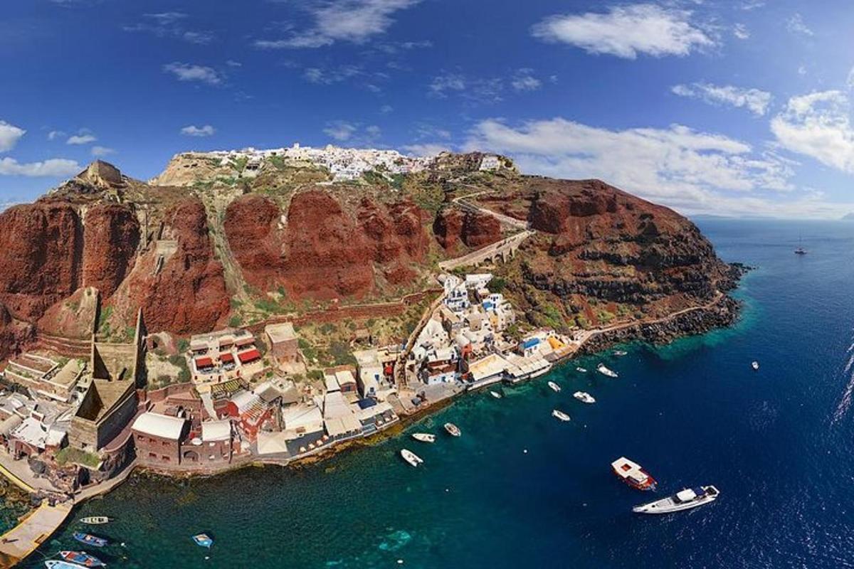 ένα μικρό νησί με βάρκες στο νερό
