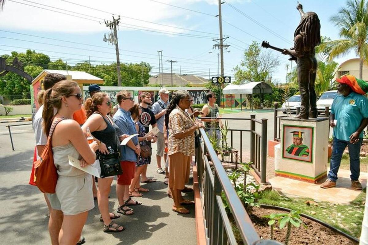 una multitud de persones al voltant d'una estàtua