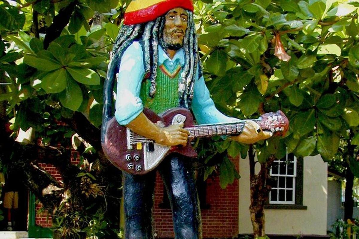 una estàtua d'un home tocant una guitarra