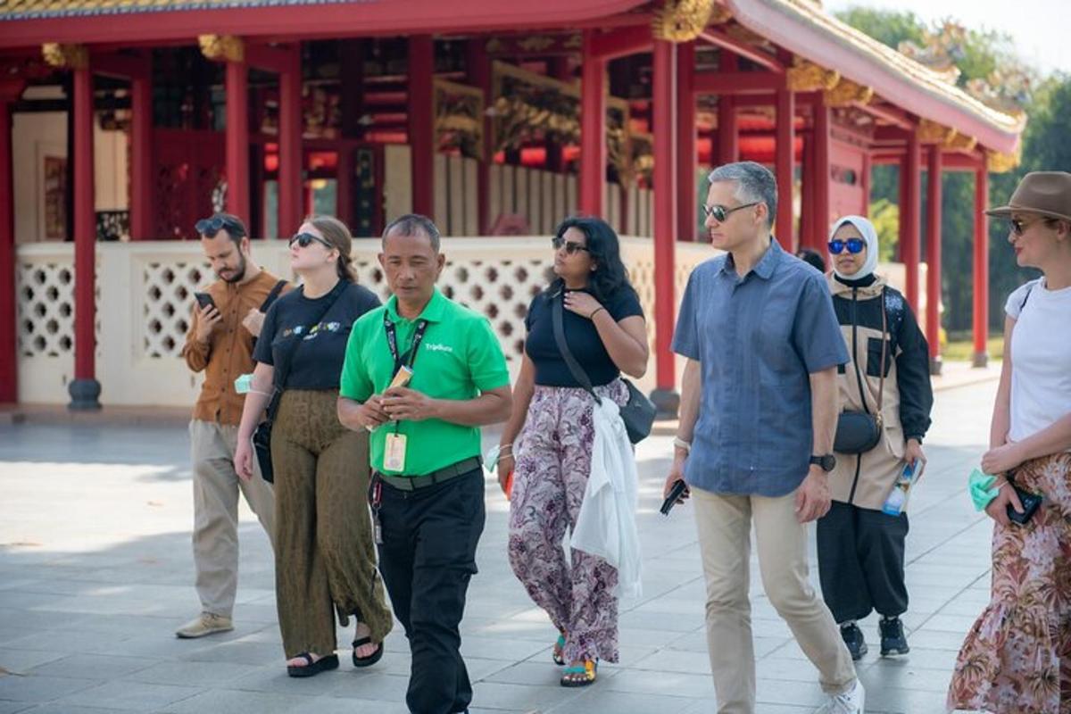 um grupo de pessoas caminhando em frente a um templo