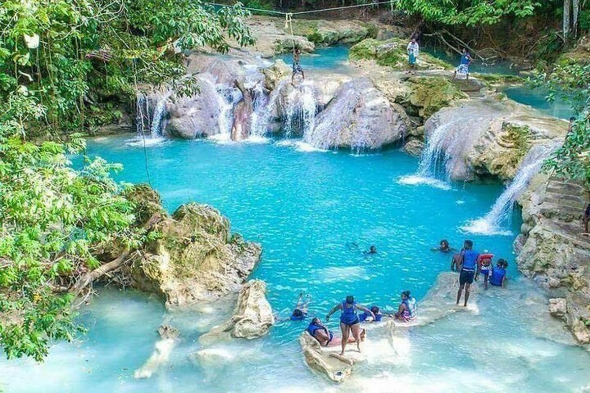 sekumpulan orang dalam kolam air biru