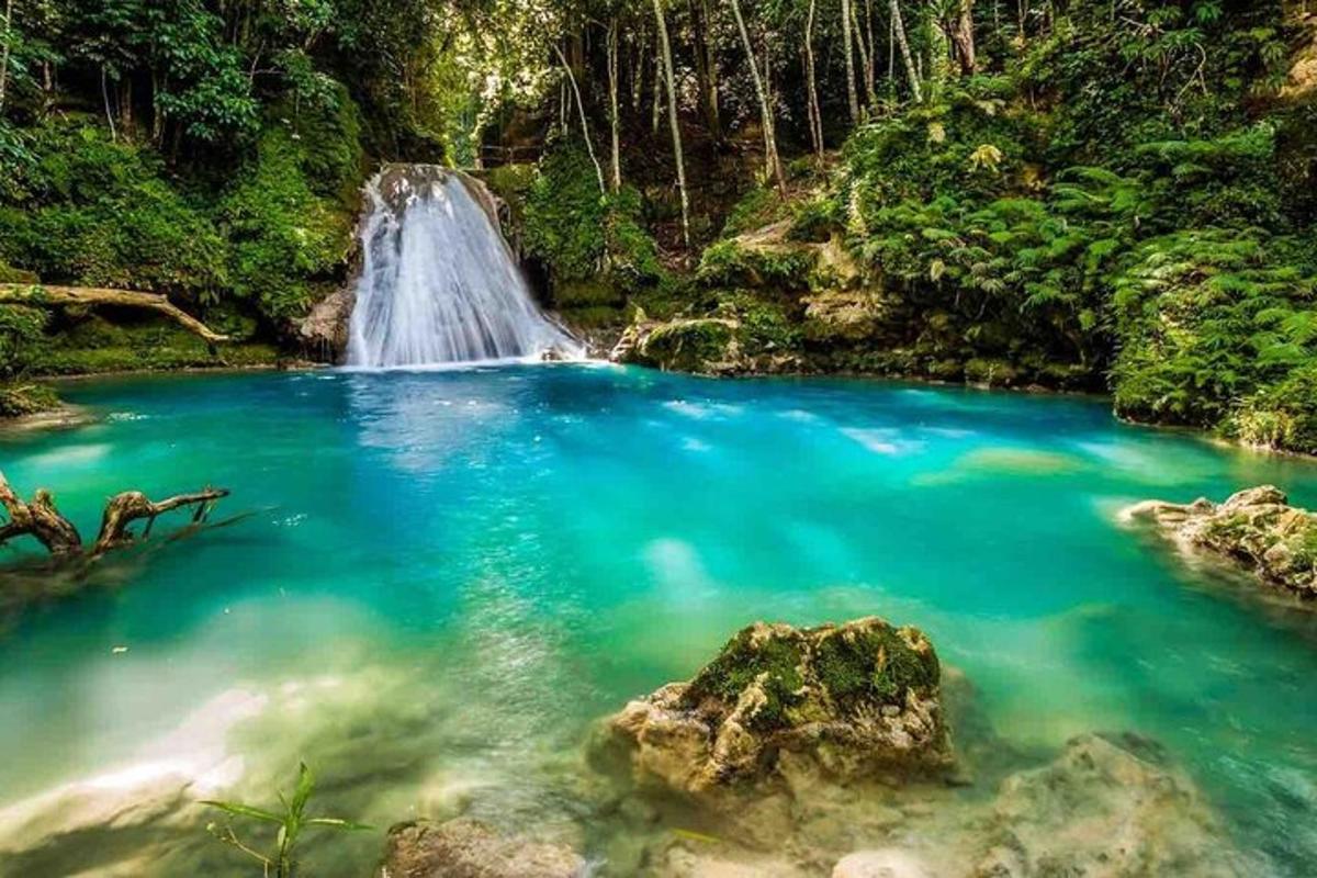 air terjun di tengah-tengah kolam air biru