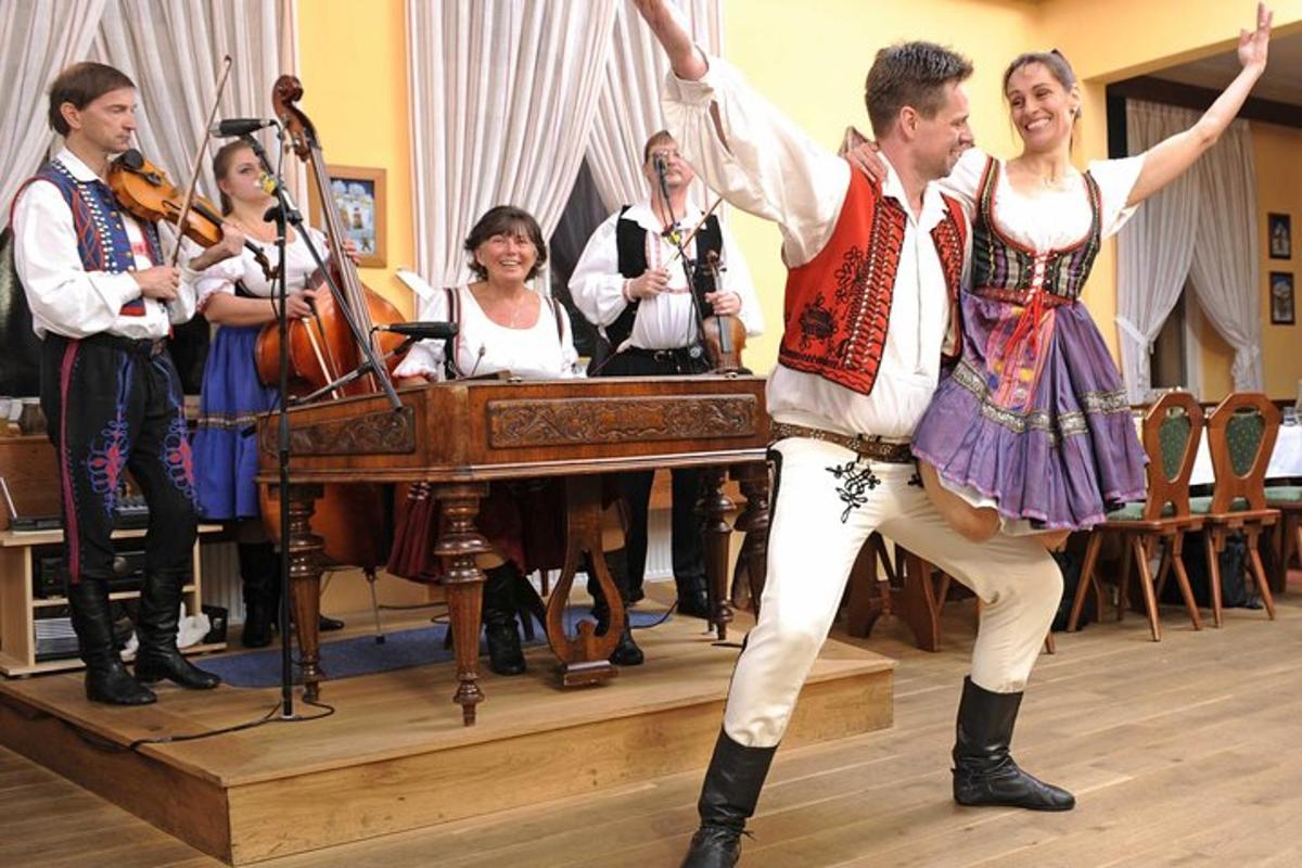 un gruppo di persone che suonano musica su un palco