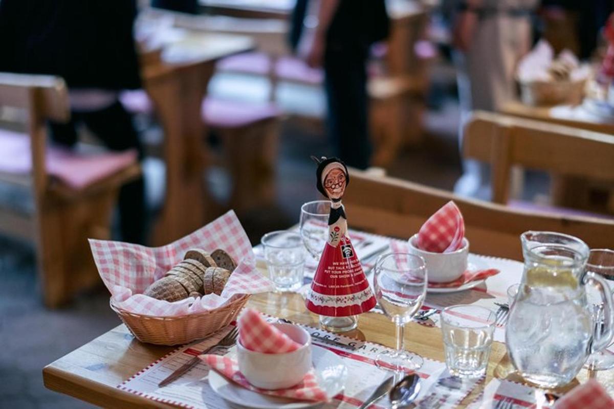 uma mesa coberta com pratos de comida e taças de vinho