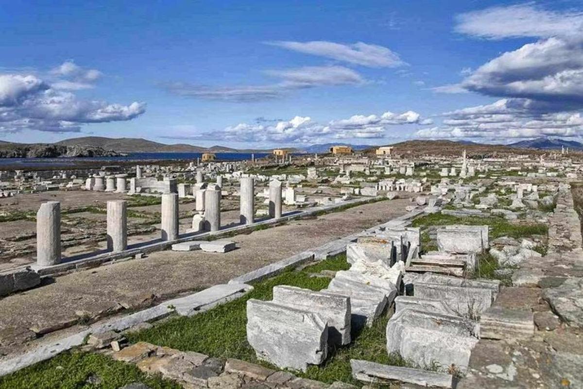 pokopališče s stebri in mestom v ozadju