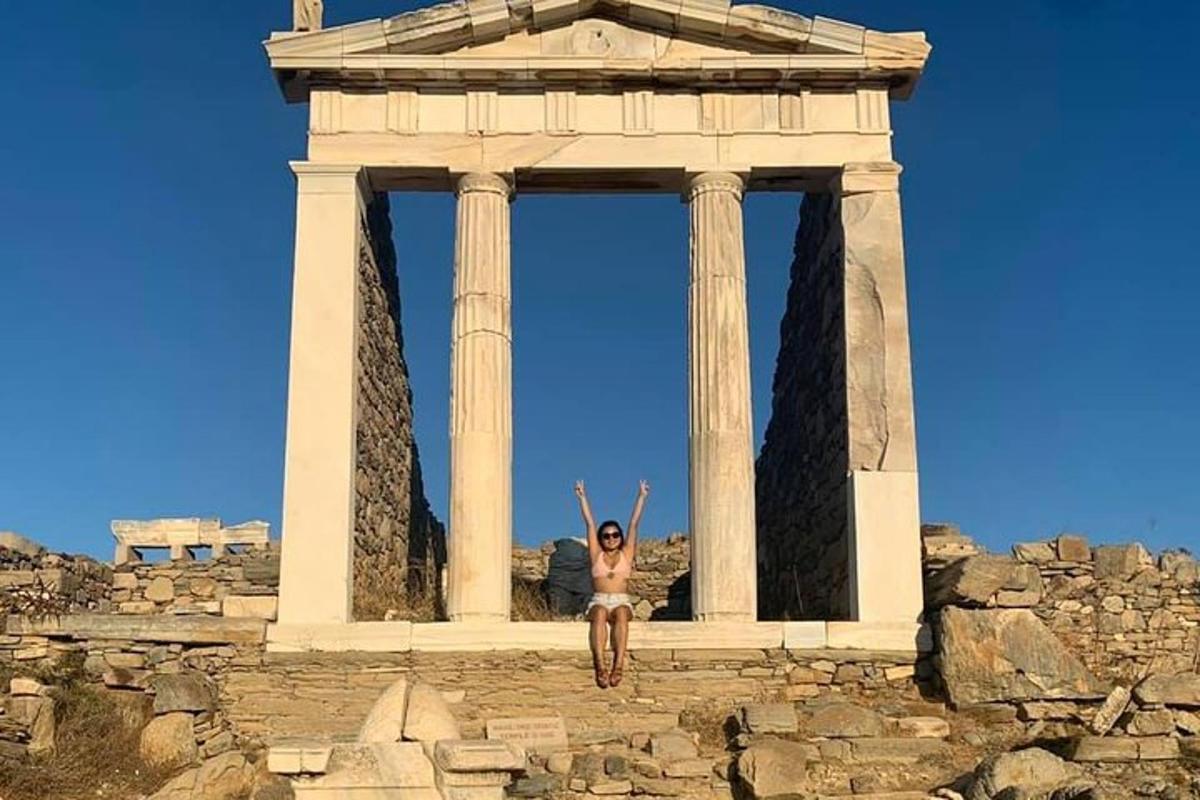 seorang wanita berdiri di hadapan monumen