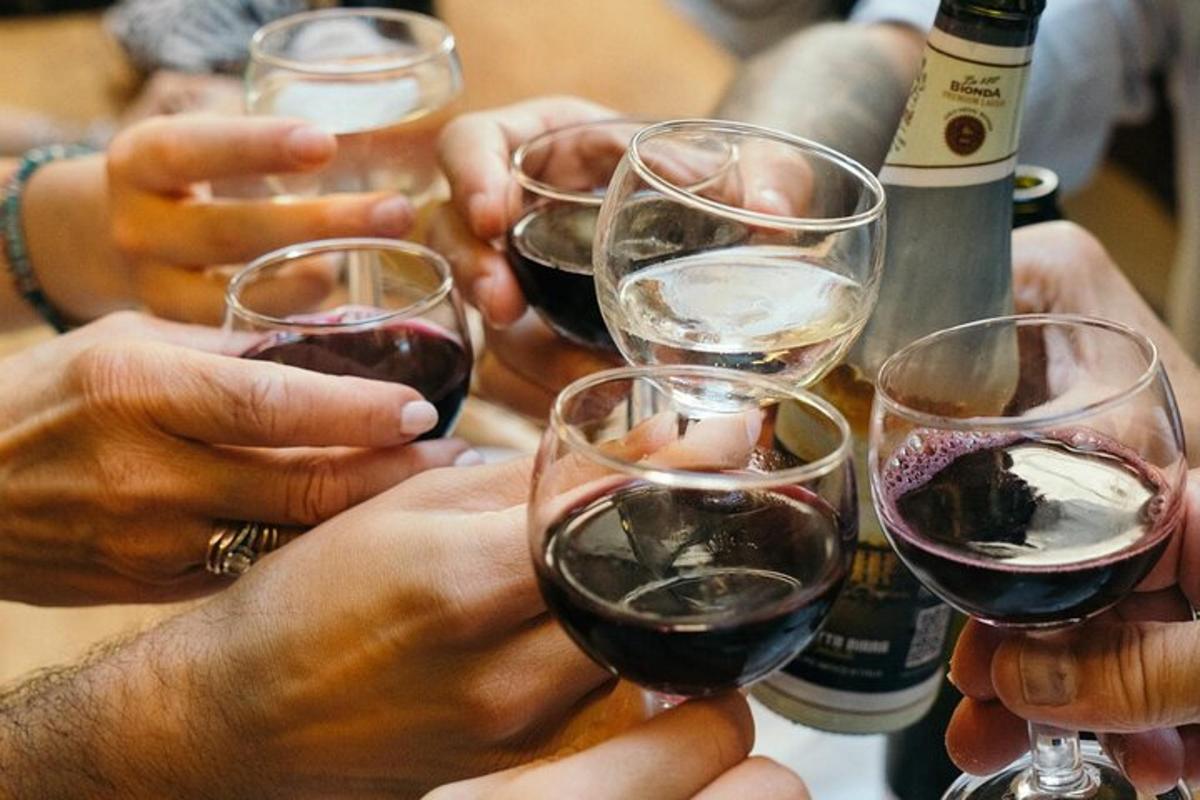 Un grupo de personas sosteniendo copas de vino.