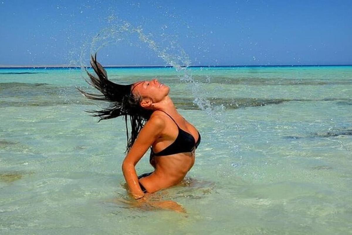 una mujer en el agua en el océano