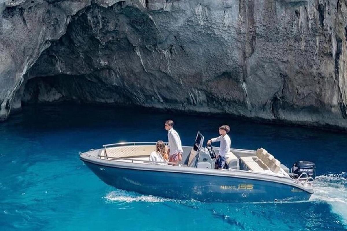 μια ομάδα τριών ατόμων σε μια βάρκα στο νερό