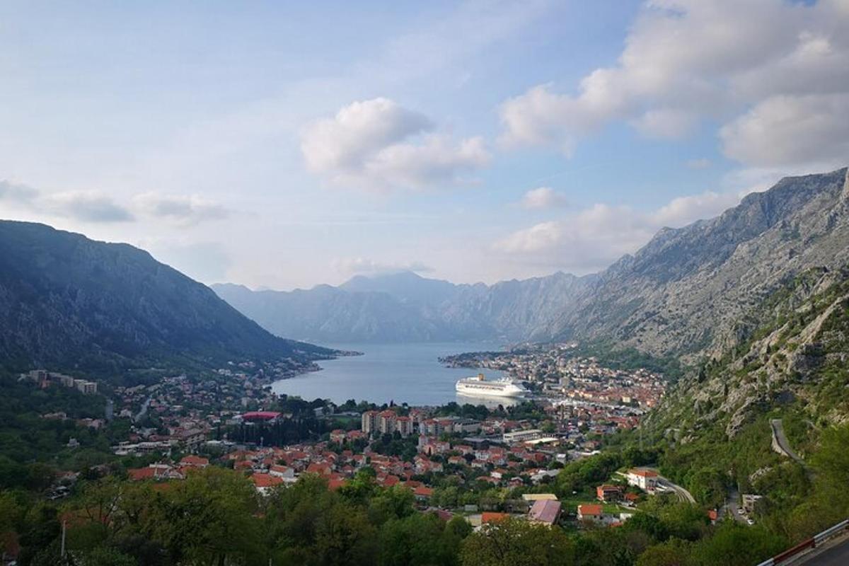 Blick auf eine Stadt und einen See in den Bergen
